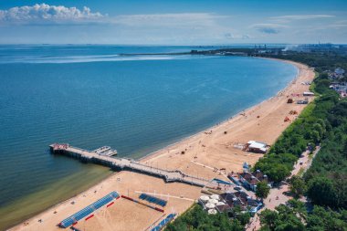 Yazın Gdansk Brzezno 'daki Baltık Deniz İskelesi, Polonya