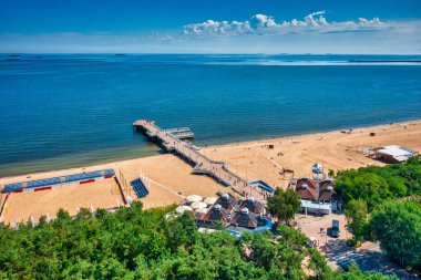 Yazın Gdansk Brzezno 'daki Baltık Deniz İskelesi, Polonya