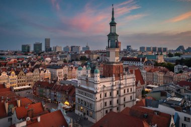 Poznan 'daki Old Market Meydanı' nda gün batımında. Polonya