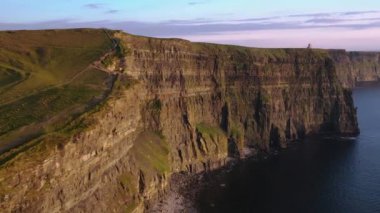 County Clare, İrlanda 'daki Moher Kayalıkları üzerinde güzel bir günbatımı..