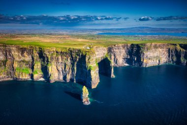 İrlanda 'nın Clare ilçesindeki Moher Kayalıkları ile hava manzarası.