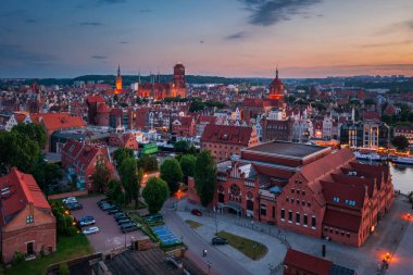 Günbatımında ana şehir Gdansk, Polonya.