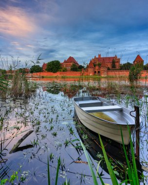 Töton Kalesi, Malbork 'ta Nogat nehrinin kenarında gün batımında..