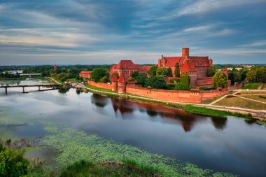 Töton Kalesi, Malbork 'ta Nogat nehrinin kenarında gün batımında..