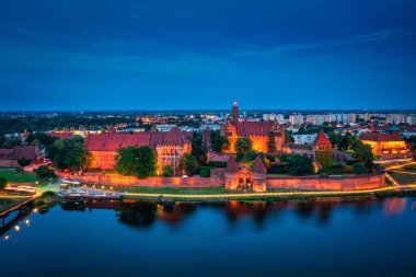 Tötonik Düzen Şatosu, Malbork 'ta, Nogat nehrinin kenarında, alacakaranlıkta..
