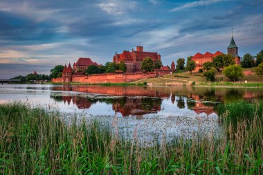 Töton Kalesi, Malbork 'ta Nogat nehrinin kenarında gün batımında..