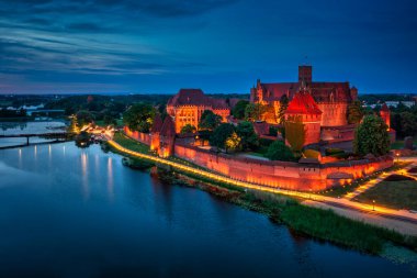 Tötonik Düzen Şatosu, Malbork 'ta, Nogat nehrinin kenarında, alacakaranlıkta..