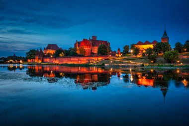Tötonik Düzen Şatosu, Malbork 'ta, Nogat nehrinin kenarında, alacakaranlıkta..