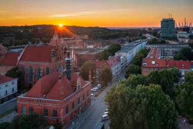 Günbatımında ana şehir Gdansk, Polonya.