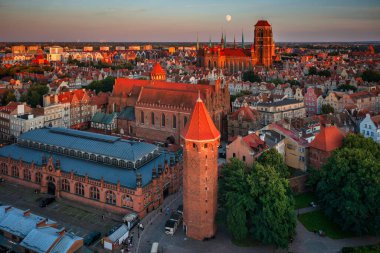 Gün batımında Eski Gdansk Kasabası, Polonya.