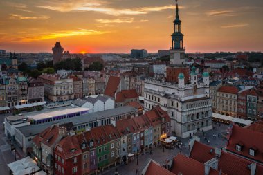 Poznan 'daki Old Market Meydanı' nda gün batımında. Polonya