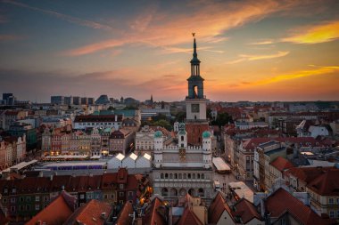 Poznan 'daki Old Market Meydanı' nda gün batımında. Polonya