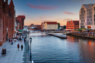 Günbatımında ana şehir Gdansk, Polonya.