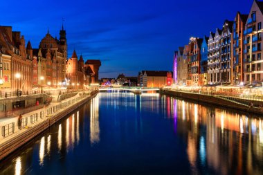 Polonya 'nın ana kasabası Gdansk, alacakaranlıkta..