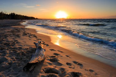 Gorki Zachodnie, Gdansk 'taki Baltık Denizi sahilinde gün batımı. Polonya