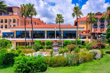Tekirova, Türkiye - 5 Temmuz 2024: Tekirova, Kemer 'deki Club Phaselis Rose otelinin güzel yeşil bahçeleri. Türkiye