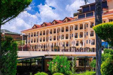 Tekirova, Türkiye - 5 Temmuz 2024: Tekirova, Kemer 'deki Club Phaselis Rose otelinin güzel yeşil bahçeleri. Türkiye