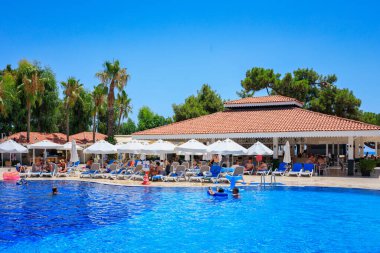 Tekirova, Türkiye - 5 Temmuz 2024: Tekirova, Antalya Eyaleti 'ndeki Club Hotel Phaselis Rose' un güzel havuz alanı. Türkiye