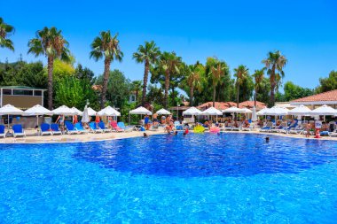 Tekirova, Türkiye - 5 Temmuz 2024: Tekirova, Antalya Eyaleti 'ndeki Club Hotel Phaselis Rose' un güzel havuz alanı. Türkiye