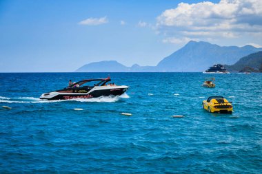 Tekirova, Türkiye - 5 Temmuz 2024: Tekirova, Kemer 'de Akdeniz kıyılarında sürat teknesi. Türkiye