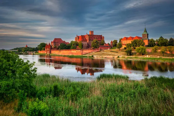 Töton Kalesi, Malbork 'ta Nogat nehrinin kenarında gün batımında..