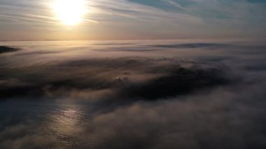 Kilkee, Co. Clare 'in kayalık sahillerinde puslu bir gün doğumu. İrlanda