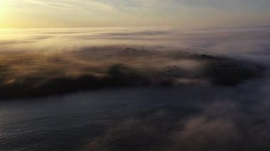 Kilkee, Co. Clare 'in kayalık sahillerinde puslu bir gün doğumu. İrlanda