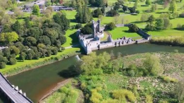Adare Kalesi 'nin yazın harabeleri, Co. Limerick. İrlanda