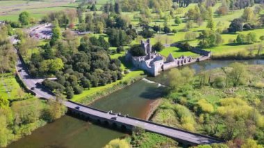 Adare Kalesi 'nin yazın harabeleri, Co. Limerick. İrlanda