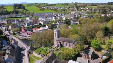 İrlanda 'nın County Cork kentindeki Macroom kasabasının mimarisi..