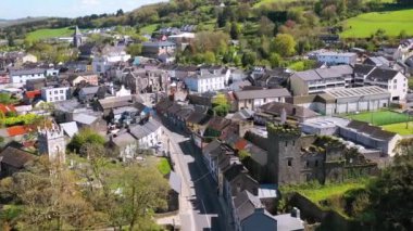 İrlanda 'nın County Cork kentindeki Macroom kasabasının mimarisi..