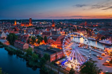 Gdansk, Polonya - 1 Haziran 2024: The Main Town of Gdansk at sunset, Polonya.