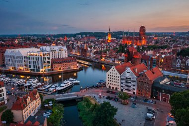 Gdansk, Polonya - 1 Haziran 2024: The Main Town of Gdansk at sunset, Polonya.