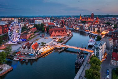 Gdansk, Polonya - 1 Haziran 2024: The Main Town of Gdansk at sunset, Polonya.