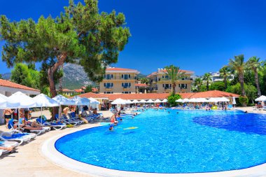 Tekirova, Türkiye - 6 Temmuz 2024: Tekirova, Antalya Eyaleti 'ndeki Club Hotel Phaselis Rose' un güzel havuz alanı. Türkiye