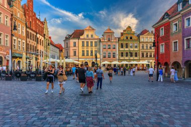 Poznan, Polonya - 20 Temmuz 2024 Poznan 'daki Eski Pazar Meydanı' nın gün batımında inanılmaz mimarisi. Polonya