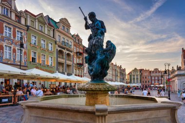 Poznan, Polonya - 20 Temmuz 2024 Poznan 'daki Eski Pazar Meydanı' nın gün batımında inanılmaz mimarisi. Polonya