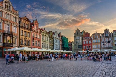 Poznan, Polonya - 20 Temmuz 2024 Poznan 'daki Eski Pazar Meydanı' nın gün batımında inanılmaz mimarisi. Polonya