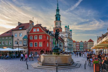 Poznan, Polonya - 20 Temmuz 2024 Poznan 'daki Eski Pazar Meydanı' nın gün batımında inanılmaz mimarisi. Polonya