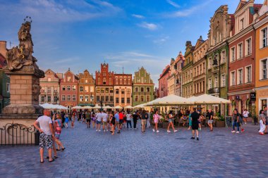 Poznan, Polonya - 20 Temmuz 2024 Poznan 'daki Eski Pazar Meydanı' nın gün batımında inanılmaz mimarisi. Polonya