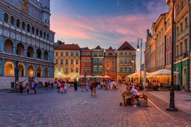 Poznan, Polonya - 20 Temmuz 2024: Poznan 'daki Eski Pazar Meydanı' nın şaşırtıcı mimarisi. Polonya