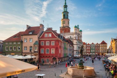 Poznan, Polonya - 20 Temmuz 2024 Poznan 'daki Eski Pazar Meydanı' nın gün batımında inanılmaz mimarisi. Polonya
