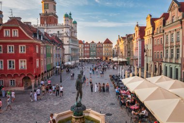 Poznan, Polonya - 20 Temmuz 2024 Poznan 'daki Eski Pazar Meydanı' nın gün batımında inanılmaz mimarisi. Polonya