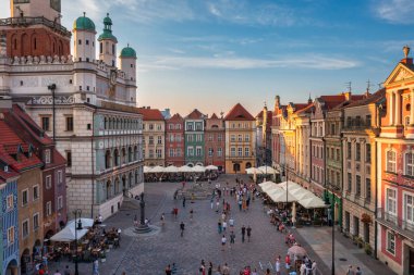 Poznan, Polonya - 20 Temmuz 2024 Poznan 'daki Eski Pazar Meydanı' nın gün batımında inanılmaz mimarisi. Polonya