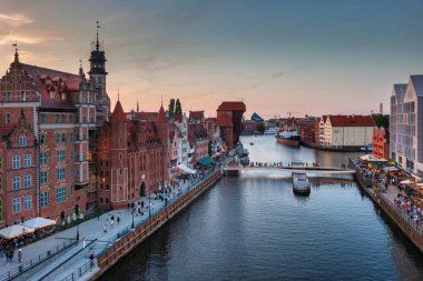 Gdansk, Polonya - 7 Ağustos 2024: The Main Town of Gdansk at sunset, Polonya.