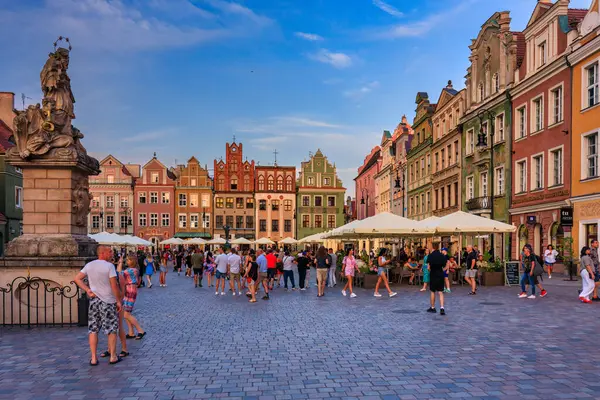 Poznan, Polonya - 20 Temmuz 2024 Poznan 'daki Eski Pazar Meydanı' nın gün batımında inanılmaz mimarisi. Polonya