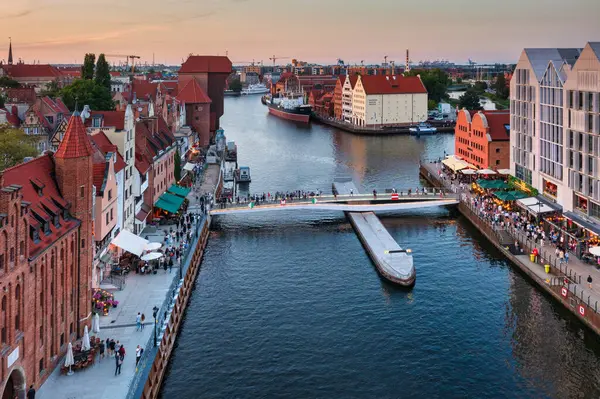 Gdansk, Polonya - 7 Ağustos 2024: The Main Town of Gdansk at sunset, Polonya.