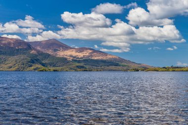 Kerry ilçesindeki Killarney göllerinin en büyüğü Lough Leane 'in manzarası. İrlanda