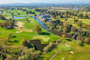 Co. 'daki Adare köyünün güzel manzarası. Yazın Limerick. İrlanda