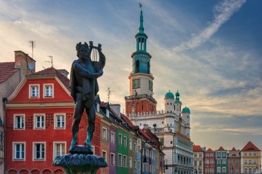 Poznan 'daki Eski Pazar Meydanı' nın gün batımında inanılmaz mimarisi. Polonya